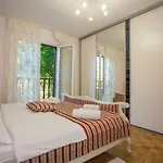 With 2 Bedrooms Semesterbostad *