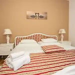 With 2 Bedrooms Semesterbostad