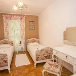With 2 Bedrooms Semesterbostad *