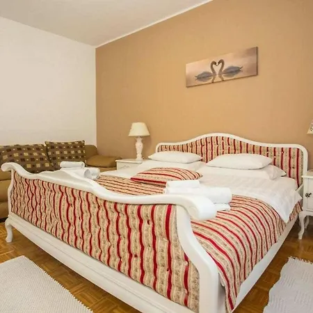 With 2 Bedrooms Holiday home